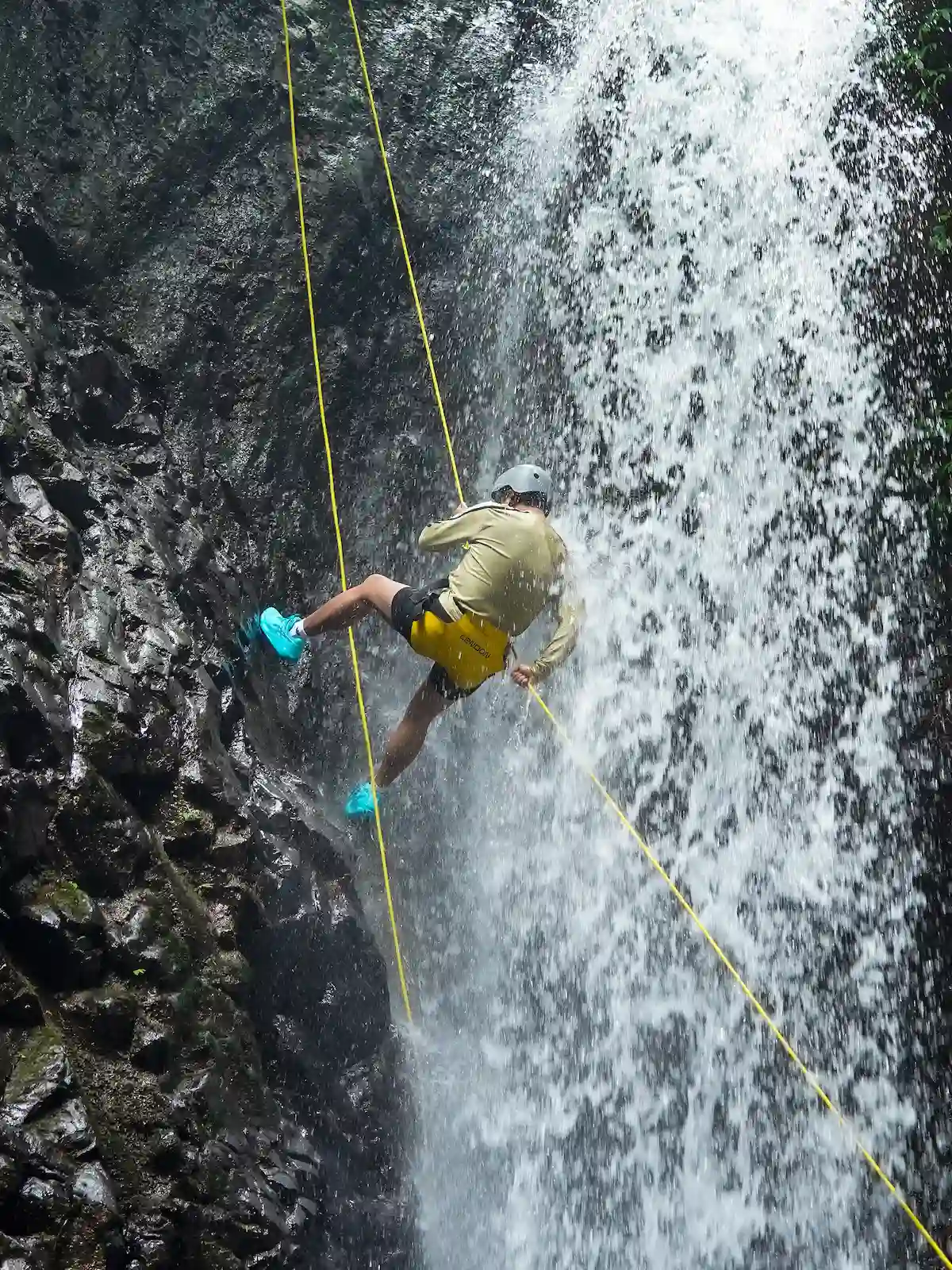 Pose seru di air terjun Gitgit saat Mini Canyoneering