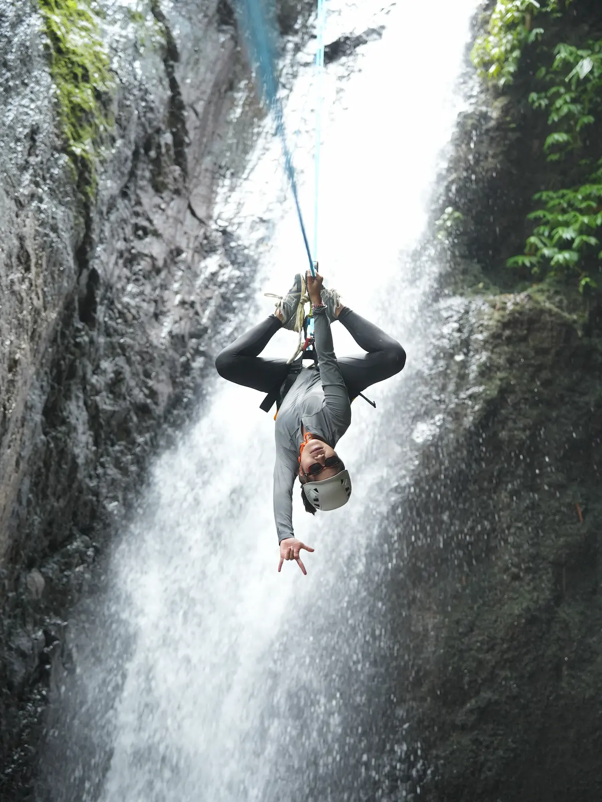 Pose hanging bergelantungan di tali di depan air terjun Gitgit