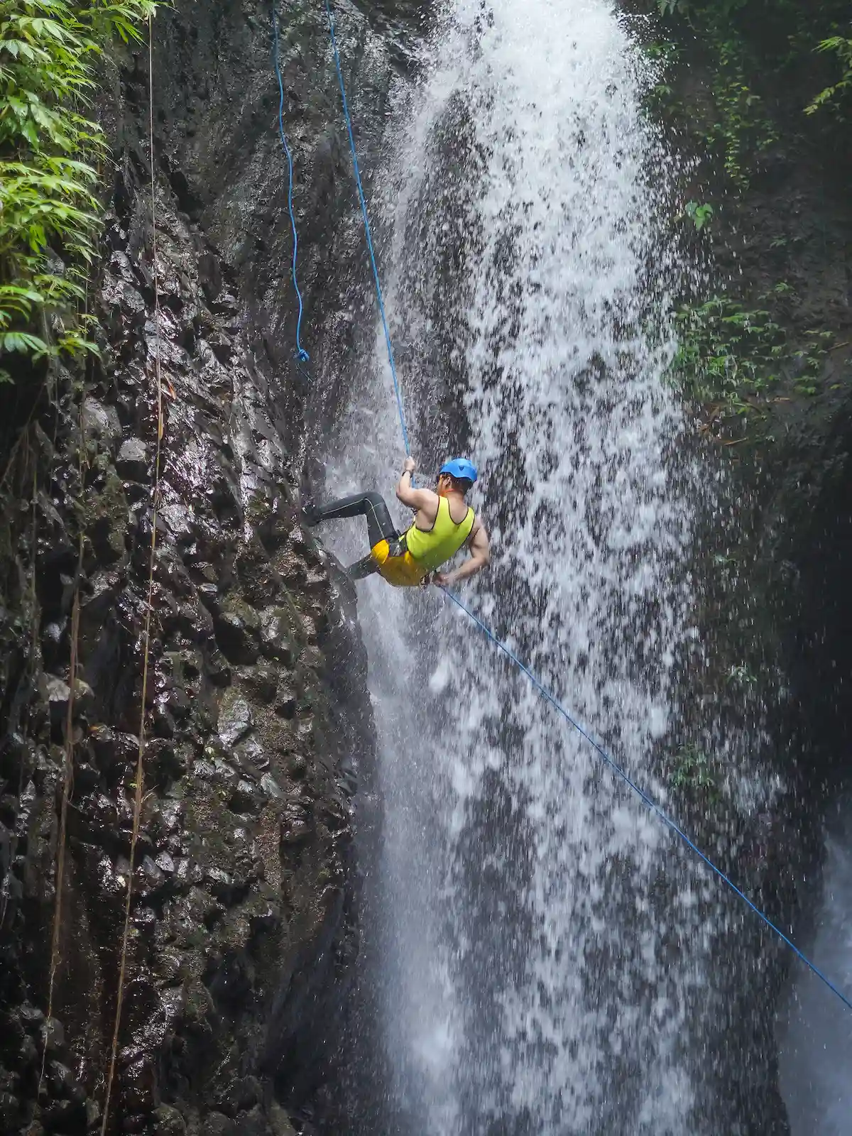 Rappelling turun air terjun menggunakan tali