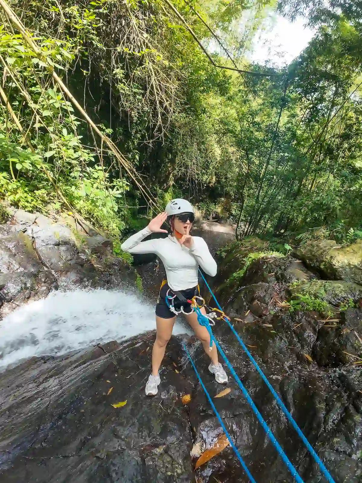 Peserta pemula mencoba Mini Canyoneering di air terjun