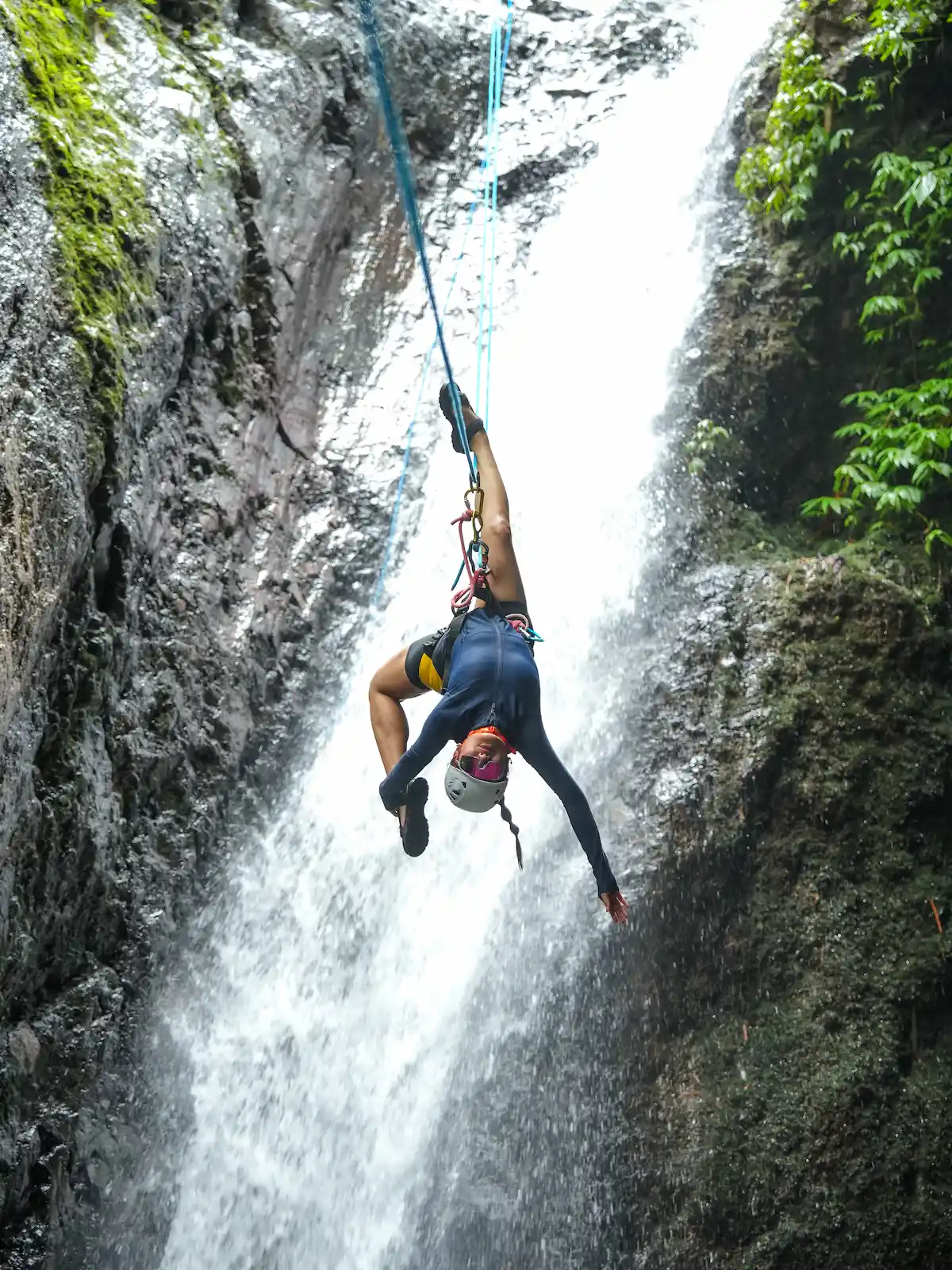 Freestyle bergelantungan di air terjun Gitgit