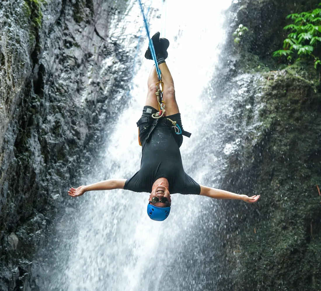 Peserta pemula siap turun di area canyon Air Terjun Gitgit