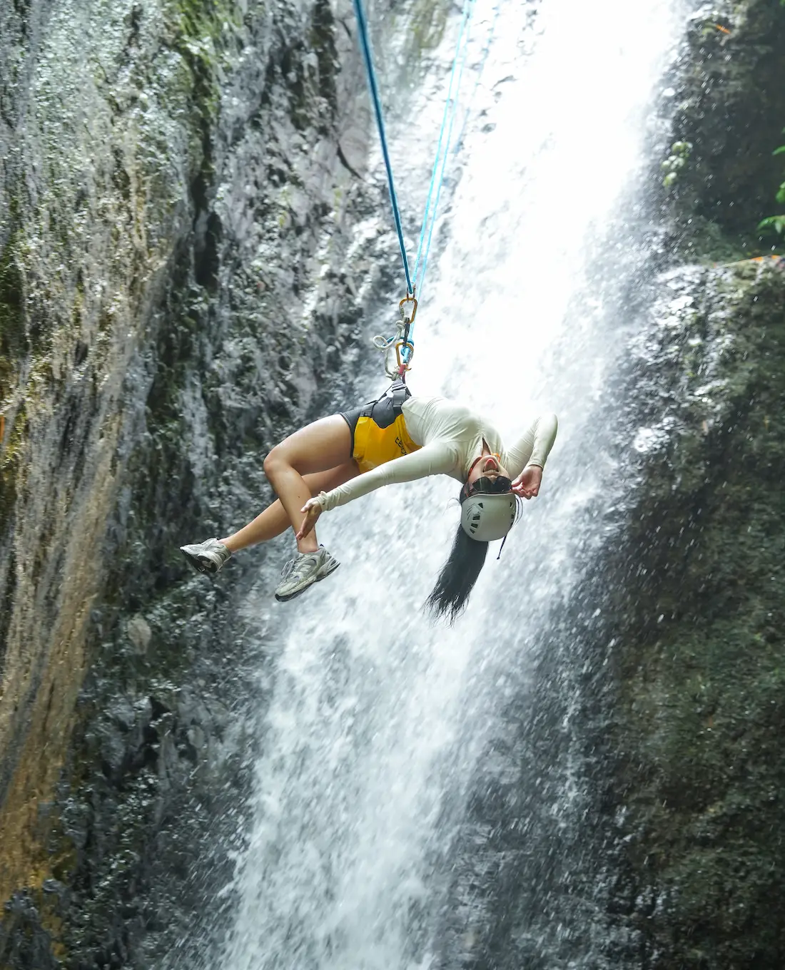 Rappelling di Gitgit Hidden Waterfall setinggi sekitar 24 meter
